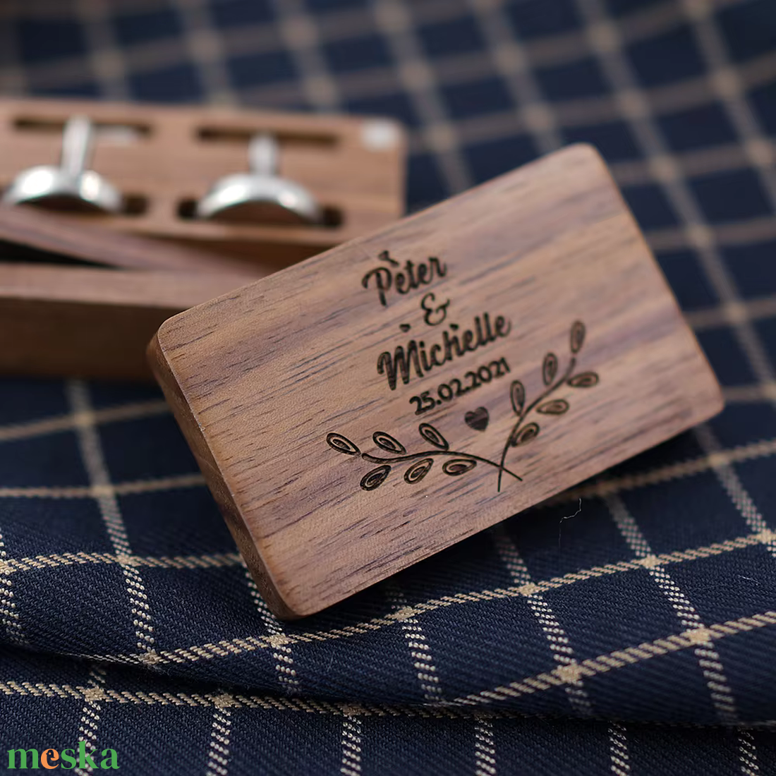 Gravírozott fa mandzsettagomb és nyakkendőtű - ékszer - ékszerszett - Meska.hu