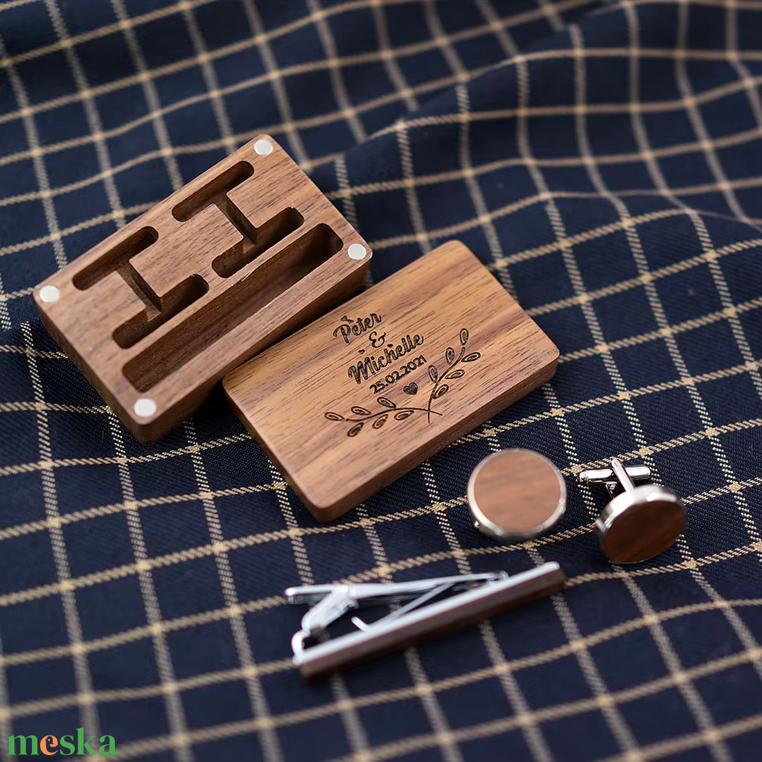 Gravírozott fa mandzsettagomb és nyakkendőtű - ékszer - ékszerszett - Meska.hu