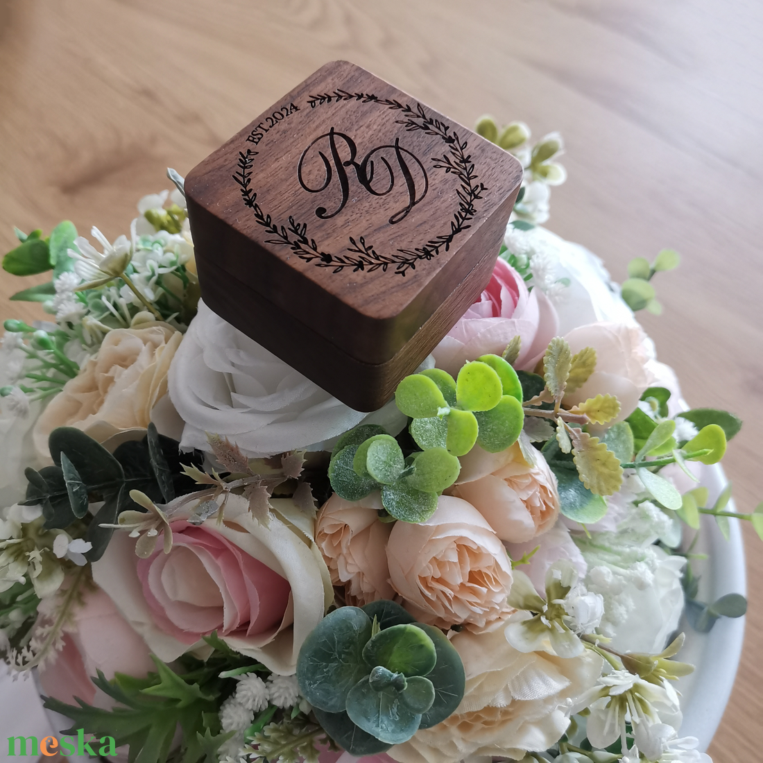 Gravírozott fa esküvői gyűrűtartó doboz - esküvő - kiegészítők - gyűrűtartó & gyűrűpárna - Meska.hu