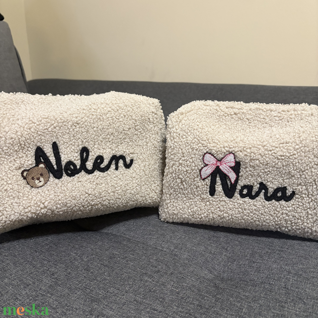 Neves hímzés pelenkázó neszeszerre  - baba - mama - pelenkázó, babafürdető kellékek - pelenkázó neszeszer, pelenkatartó - Meska.hu