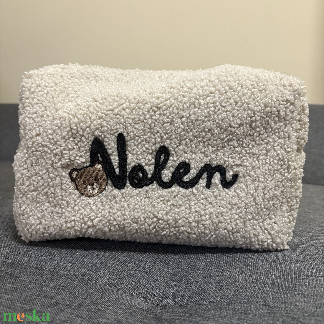 Neves hímzés pelenkázó neszeszerre  - baba - mama - pelenkázó, babafürdető kellékek - pelenkázó neszeszer, pelenkatartó - Meska.hu