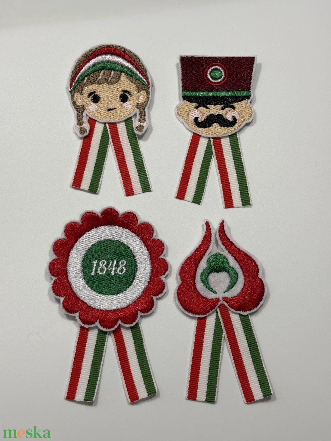 Hímzett kokárda kitűző variációk március 15-re - ékszer - kitűző és bross - Meska.hu