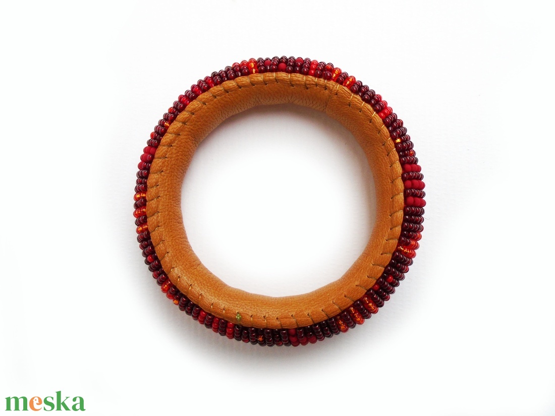 Piros, narancs, bordó - pillekönnyű guriga karkötő, gyöngyből, filcből és bőrből - ékszer - karkötő - karperec - Meska.hu