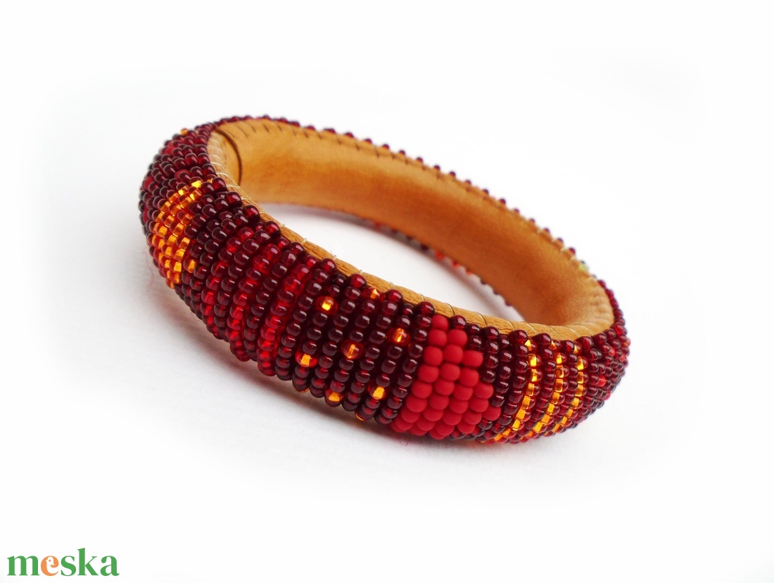 Piros, narancs, bordó - pillekönnyű guriga karkötő, gyöngyből, filcből és bőrből - ékszer - karkötő - karperec - Meska.hu