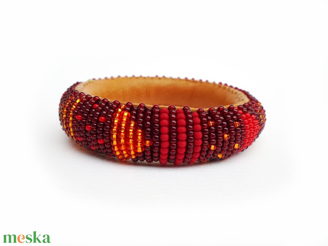 Piros, narancs, bordó - pillekönnyű guriga karkötő, gyöngyből, filcből és bőrből - ékszer - karkötő - karperec - Meska.hu