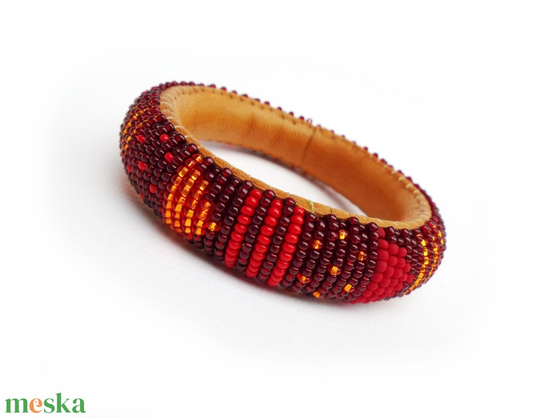 Piros, narancs, bordó - pillekönnyű guriga karkötő, gyöngyből, filcből és bőrből - ékszer - karkötő - karperec - Meska.hu