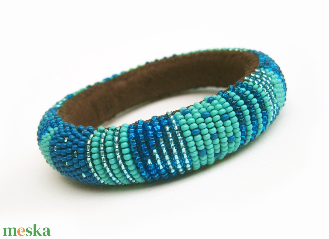 Türkizkék - pillekönnyű guriga karkötő gyöngyből, filcből és bőrből - ékszer - karkötő - gyöngyös karkötő - Meska.hu
