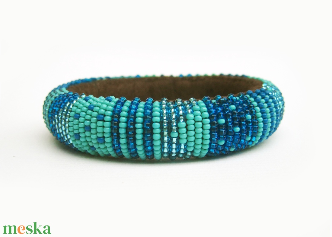 Türkizkék - pillekönnyű guriga karkötő gyöngyből, filcből és bőrből - ékszer - karkötő - gyöngyös karkötő - Meska.hu
