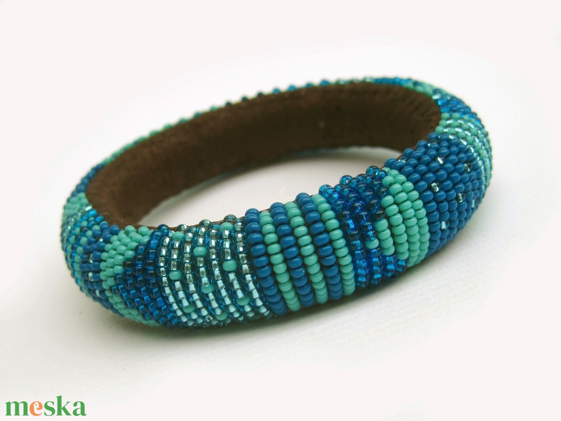 Türkizkék - pillekönnyű guriga karkötő gyöngyből, filcből és bőrből - ékszer - karkötő - gyöngyös karkötő - Meska.hu