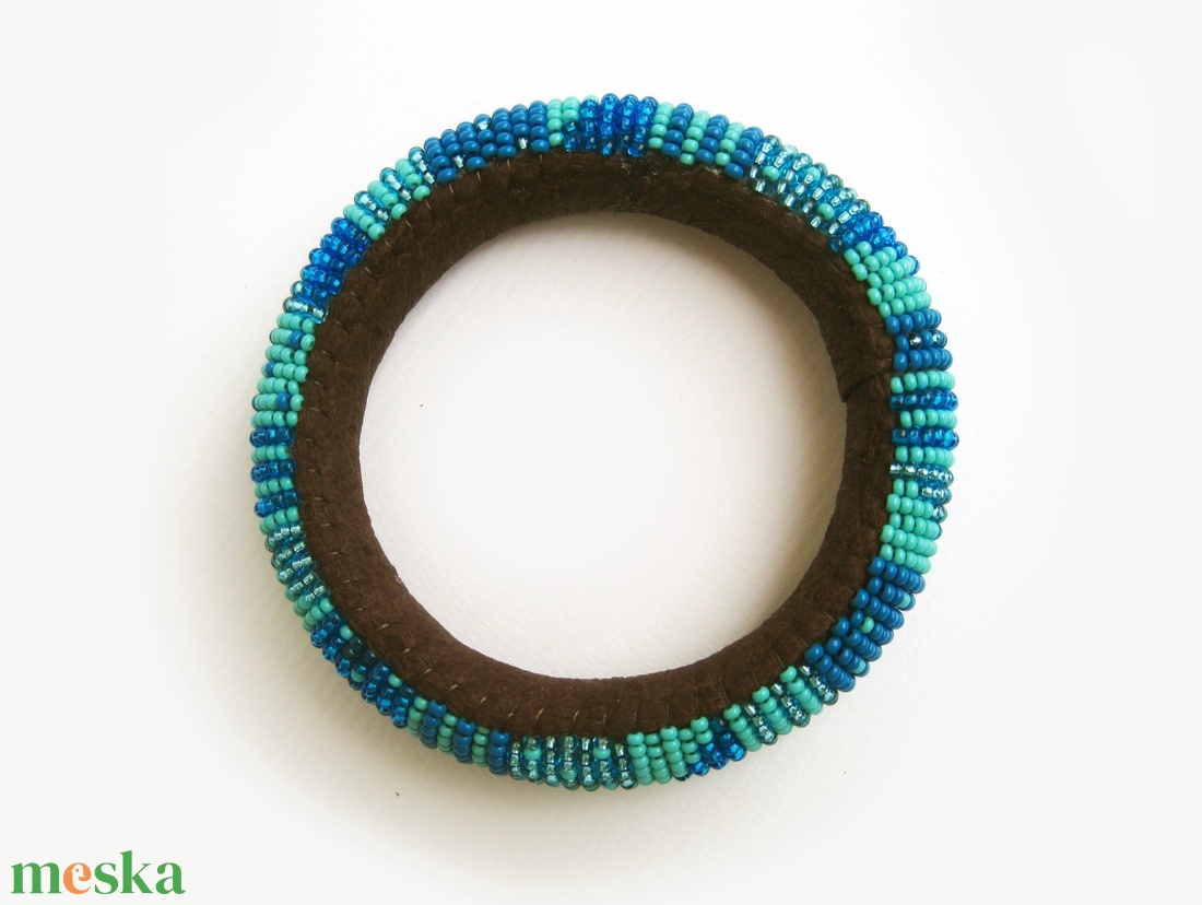 Türkizkék - pillekönnyű guriga karkötő gyöngyből, filcből és bőrből - ékszer - karkötő - gyöngyös karkötő - Meska.hu