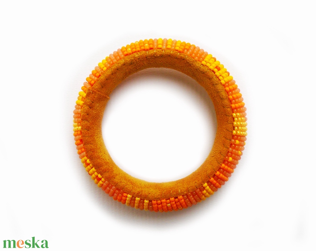 Napsárga - nyáridéző, nőies, pillekönnyű guriga karkötő gyöngyből, filcből és bőrből - ékszer - karkötő - gyöngyös karkötő - Meska.hu