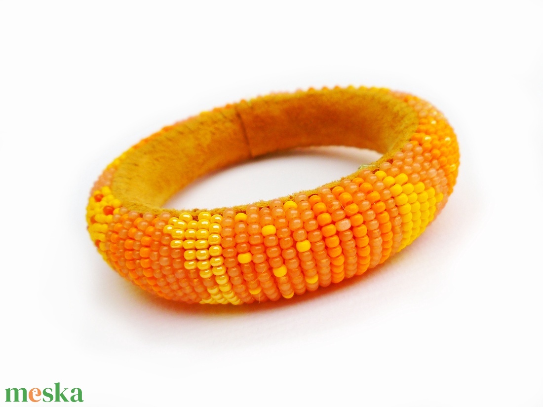 Napsárga - nyáridéző, nőies, pillekönnyű guriga karkötő gyöngyből, filcből és bőrből - ékszer - karkötő - gyöngyös karkötő - Meska.hu