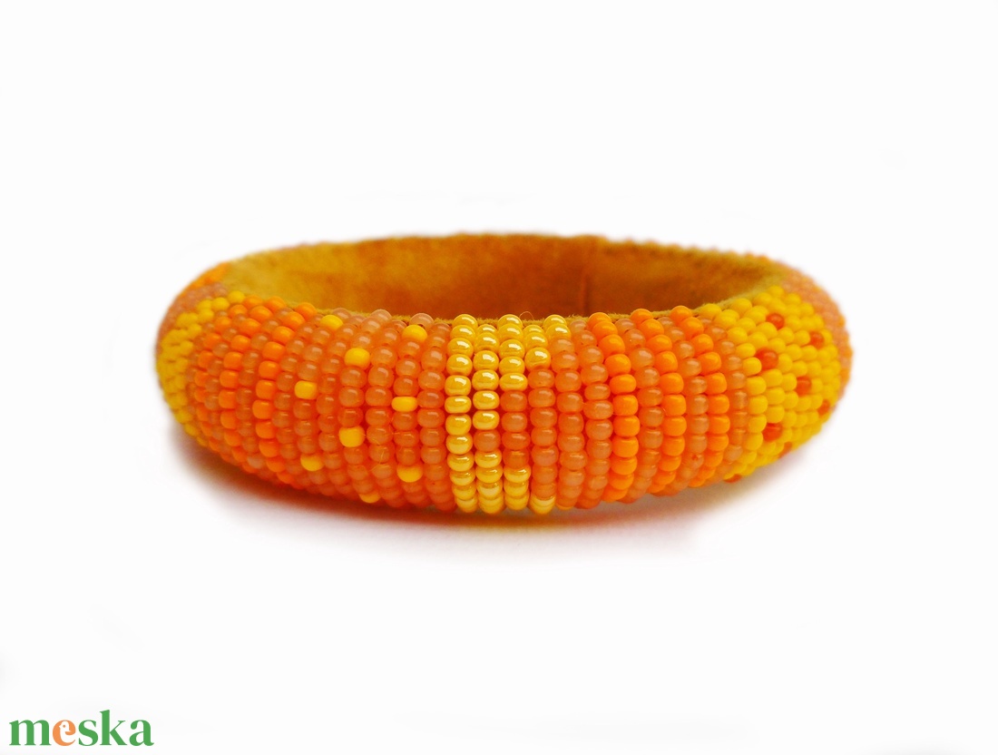 Napsárga - nyáridéző, nőies, pillekönnyű guriga karkötő gyöngyből, filcből és bőrből - ékszer - karkötő - gyöngyös karkötő - Meska.hu