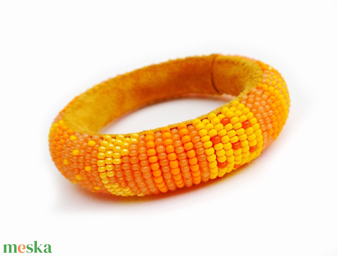 Napsárga - nyáridéző, nőies, pillekönnyű guriga karkötő gyöngyből, filcből és bőrből - ékszer - karkötő - gyöngyös karkötő - Meska.hu