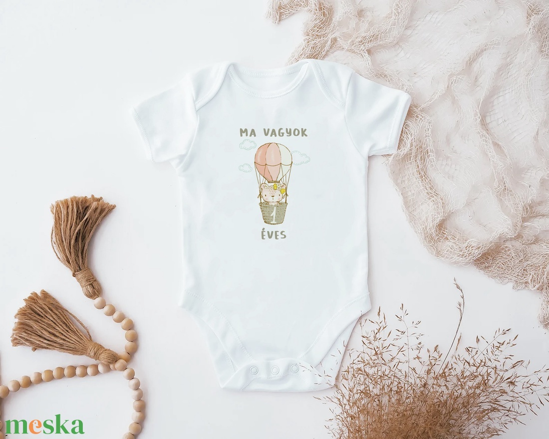 Ma vagyok 1 éves, feliratos, ballonos születésnapi baba body, baba köszöntő, kislánynak - ruha & divat - babaruha & gyerekruha - body - Meska.hu