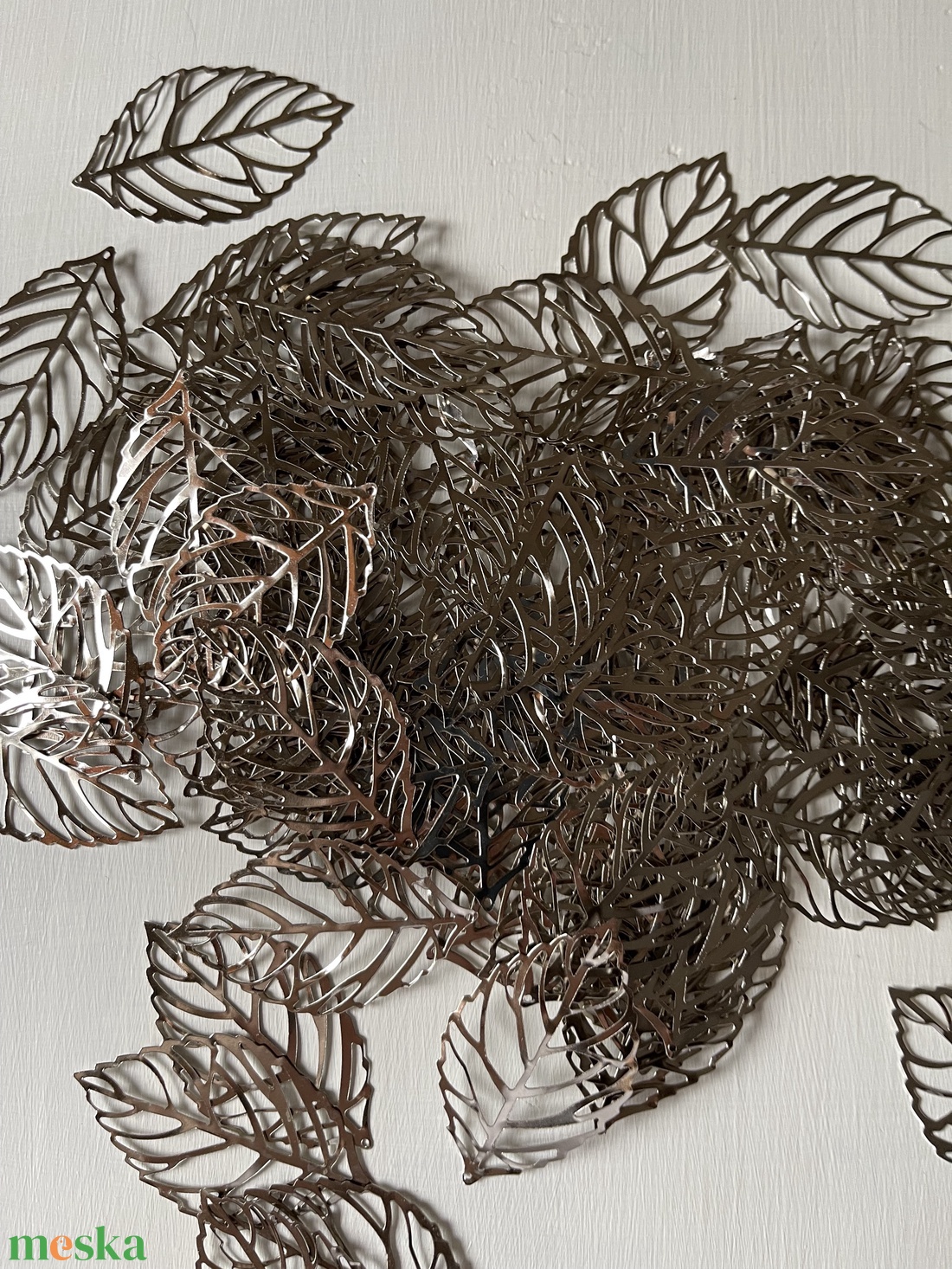 Kiárusítás, ezüst színű levél, fém medál  - kellékek & szerszámok - ékszerkellék - charmok - Meska.hu