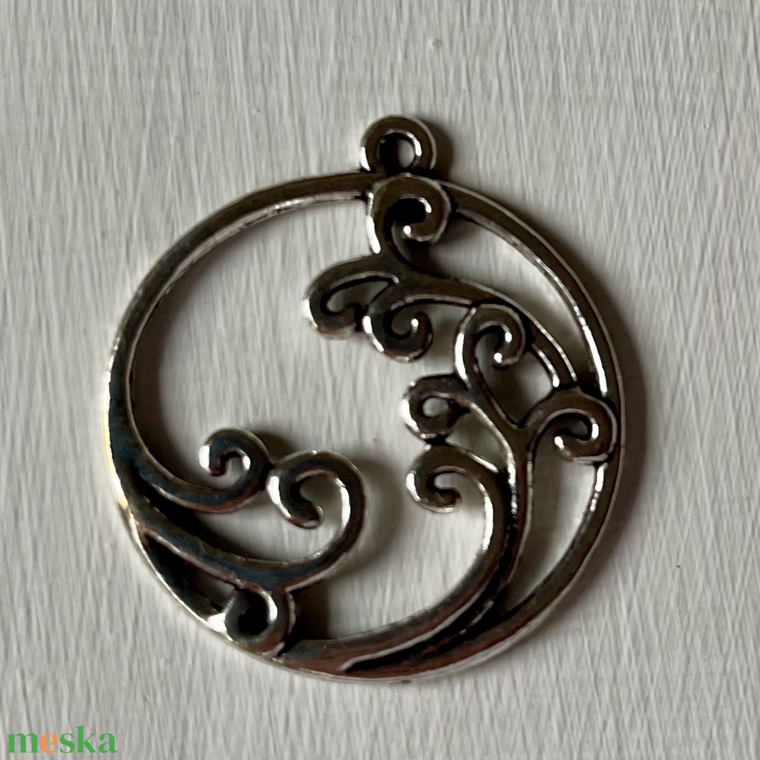 Kiárusítás, tibeti ezüst színű kör alakú, fém medál  - kellékek & szerszámok - ékszerkellék - charmok - Meska.hu