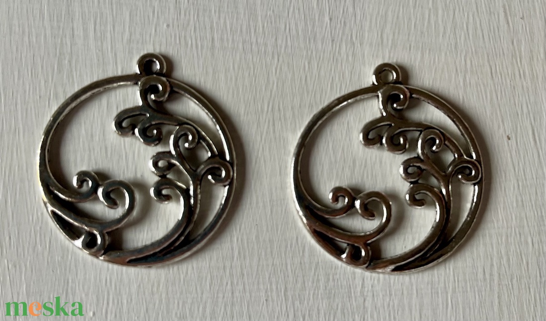 Kiárusítás, tibeti ezüst színű kör alakú, fém medál  - kellékek & szerszámok - ékszerkellék - charmok - Meska.hu