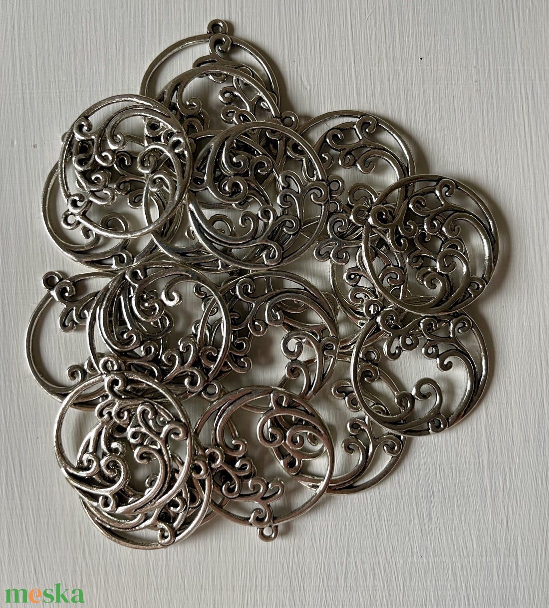 Kiárusítás, tibeti ezüst színű kör alakú, fém medál  - kellékek & szerszámok - ékszerkellék - charmok - Meska.hu