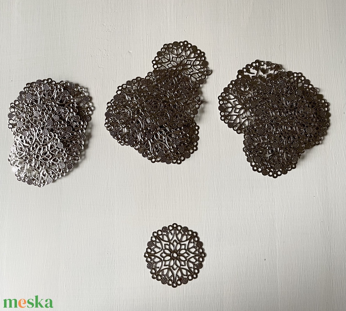 Kiárusítás, ezüst színű hópehely, fém medál  - kellékek & szerszámok - ékszerkellék - charmok - Meska.hu