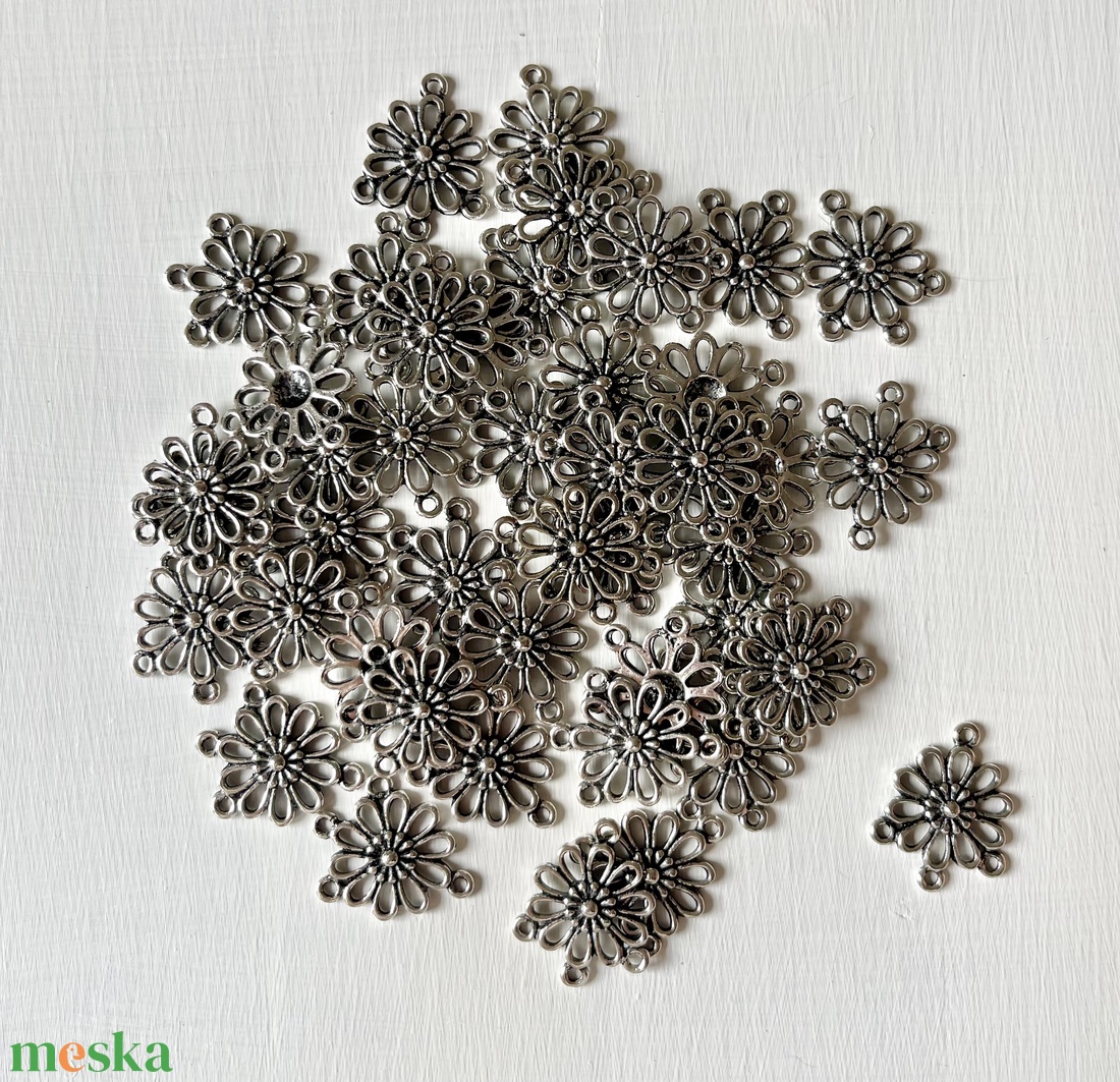 Kiárusítás, tibeti ezüst színű virág alakú, fém medál  - kellékek & szerszámok - ékszerkellék - charmok - Meska.hu