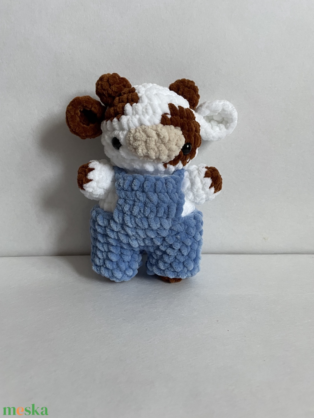 Horgolt plüss overálos boci - játék & sport - plüssállat & játékfigura - más figura - Meska.hu