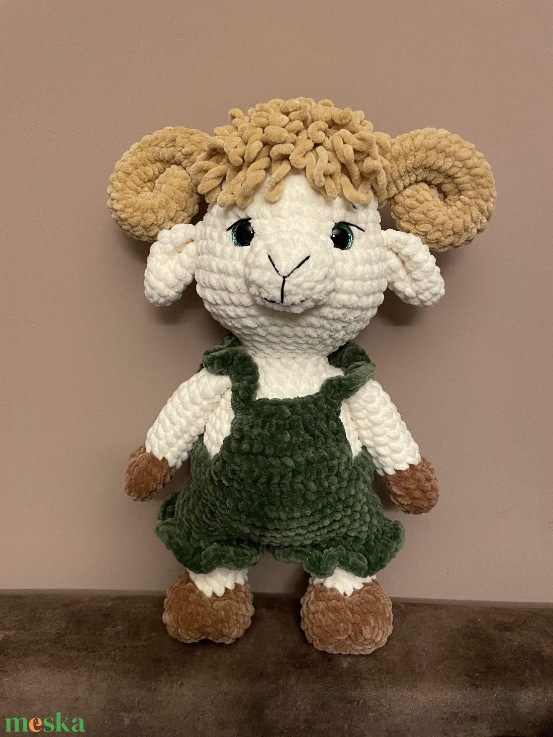 Horgolt plüss overálos bárány - játék & sport - plüssállat & játékfigura - más figura - Meska.hu