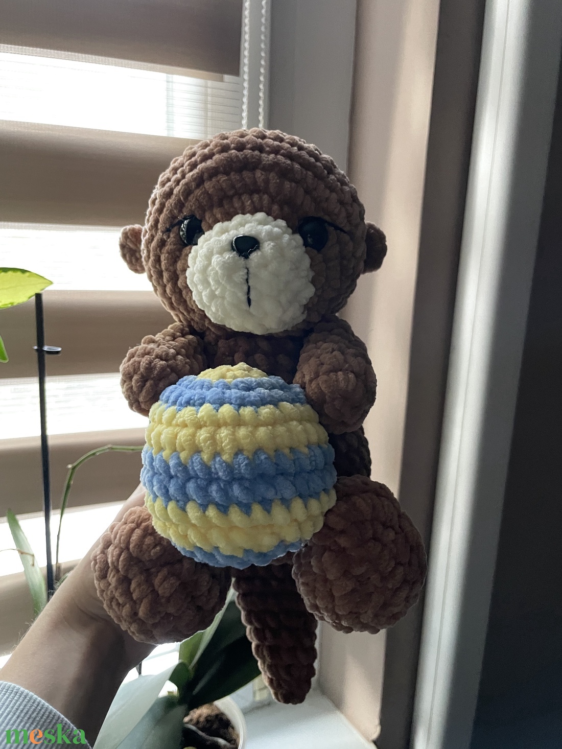 Horgolt plüss vidra vízilabdával - játék & sport - plüssállat & játékfigura - más figura - Meska.hu