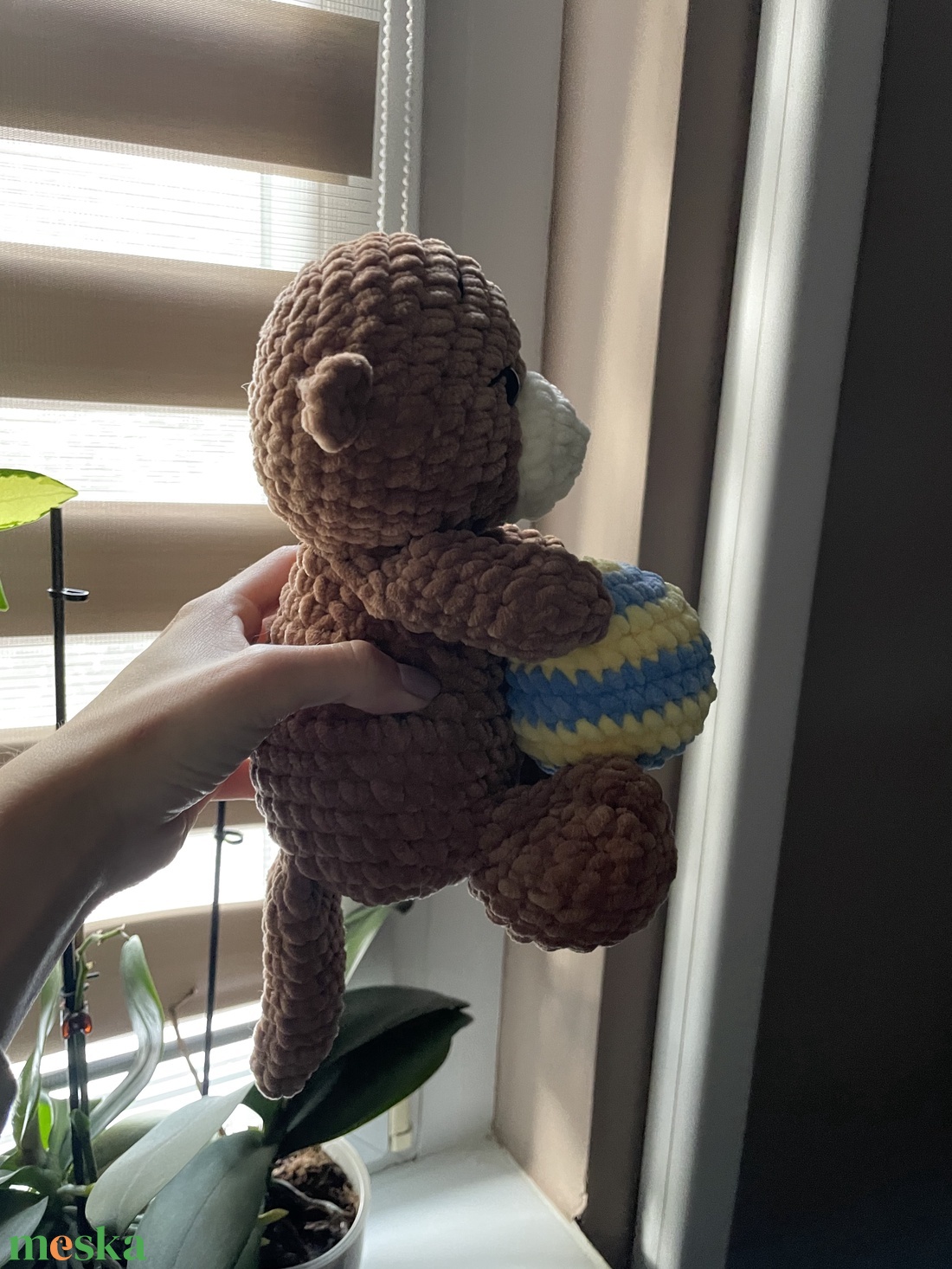 Horgolt plüss vidra vízilabdával - játék & sport - plüssállat & játékfigura - más figura - Meska.hu