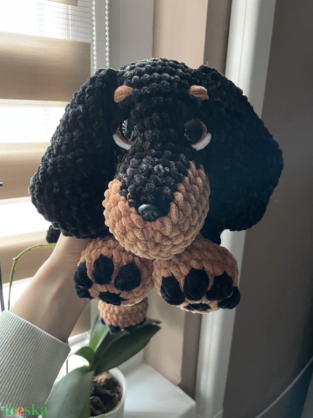 Horgolt plüss tacskó szundipajtás - játék & sport - plüssállat & játékfigura - kutya - Meska.hu