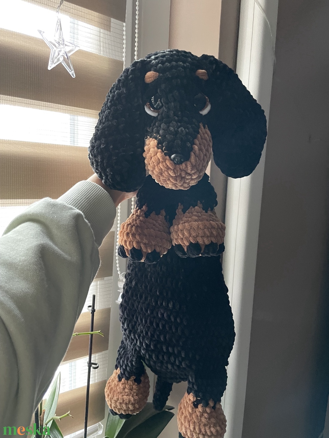 Horgolt plüss tacskó szundipajtás - játék & sport - plüssállat & játékfigura - kutya - Meska.hu