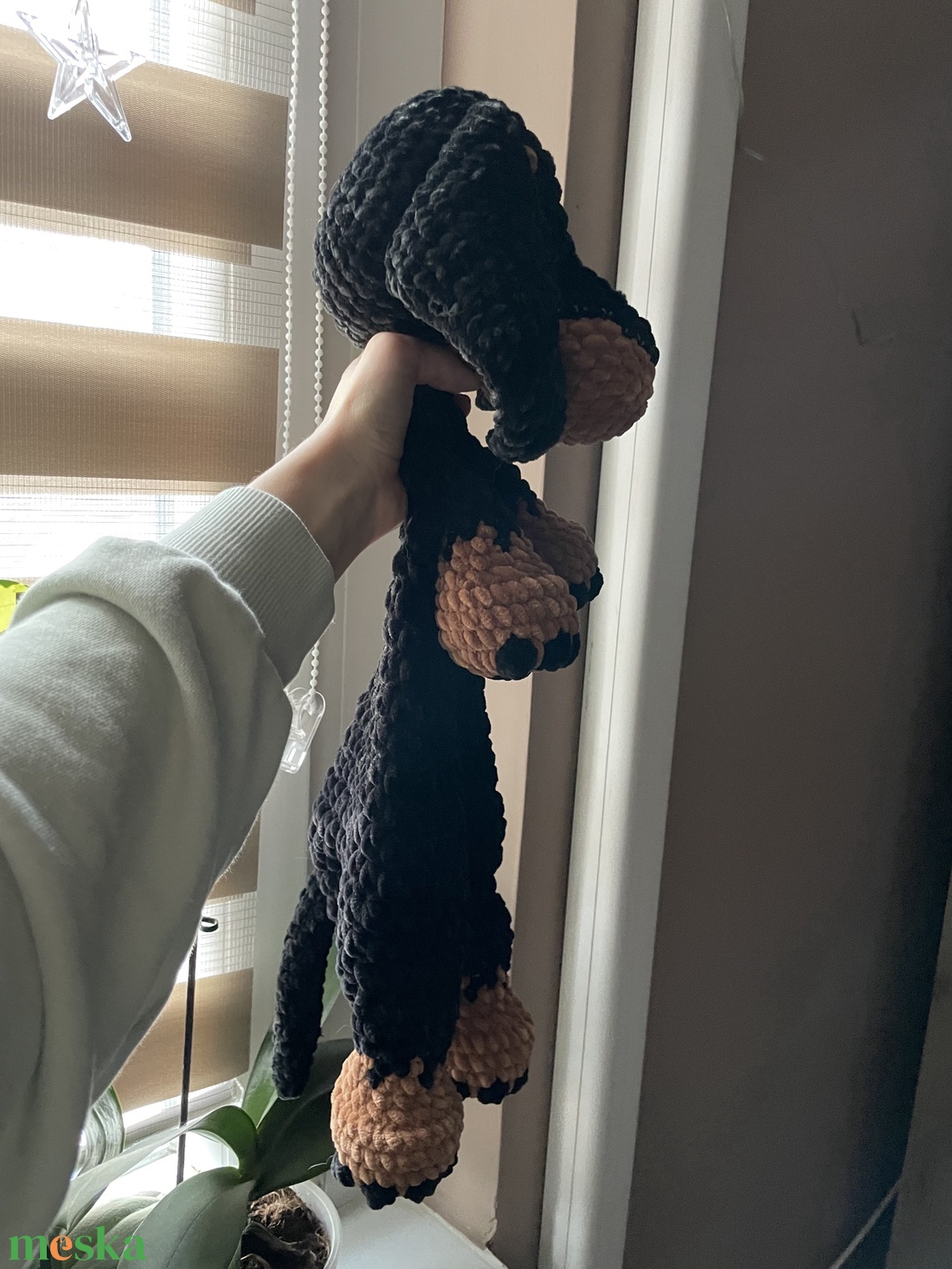 Horgolt plüss tacskó szundipajtás - játék & sport - plüssállat & játékfigura - kutya - Meska.hu