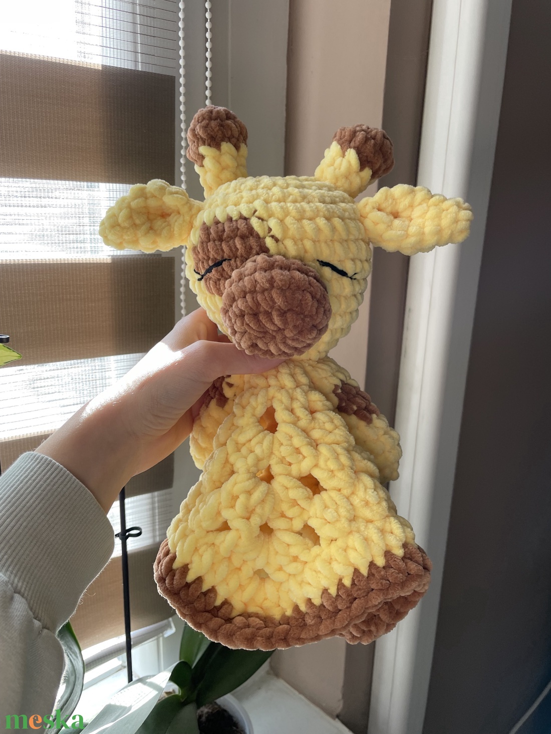 Horgolt plüss zsiráf szundikendő - játék & sport - plüssállat & játékfigura - zsiráf - Meska.hu