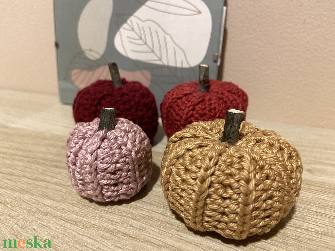 Horgolt dísztök - otthon & életmód - dekoráció - dekoratív figurák és szobrok - Meska.hu