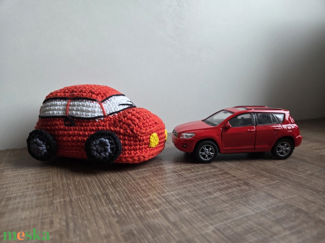 Kis piros horgolt autó - játék & sport - plüssállat & játékfigura - más figura - Meska.hu