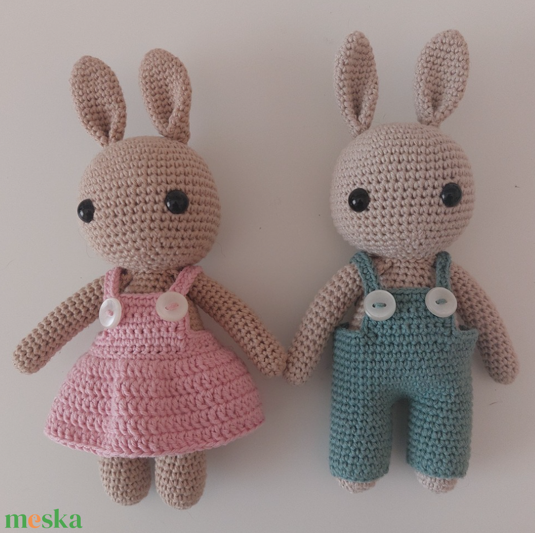 Horgolt nyuszi, kantáros szoknyával (003) - játék & sport - plüssállat & játékfigura - nyuszi - Meska.hu