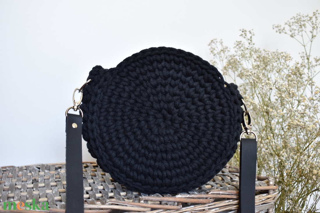 Horgolt kistáska - fekete - táska & tok - kézitáska & válltáska - válltáska - Meska.hu
