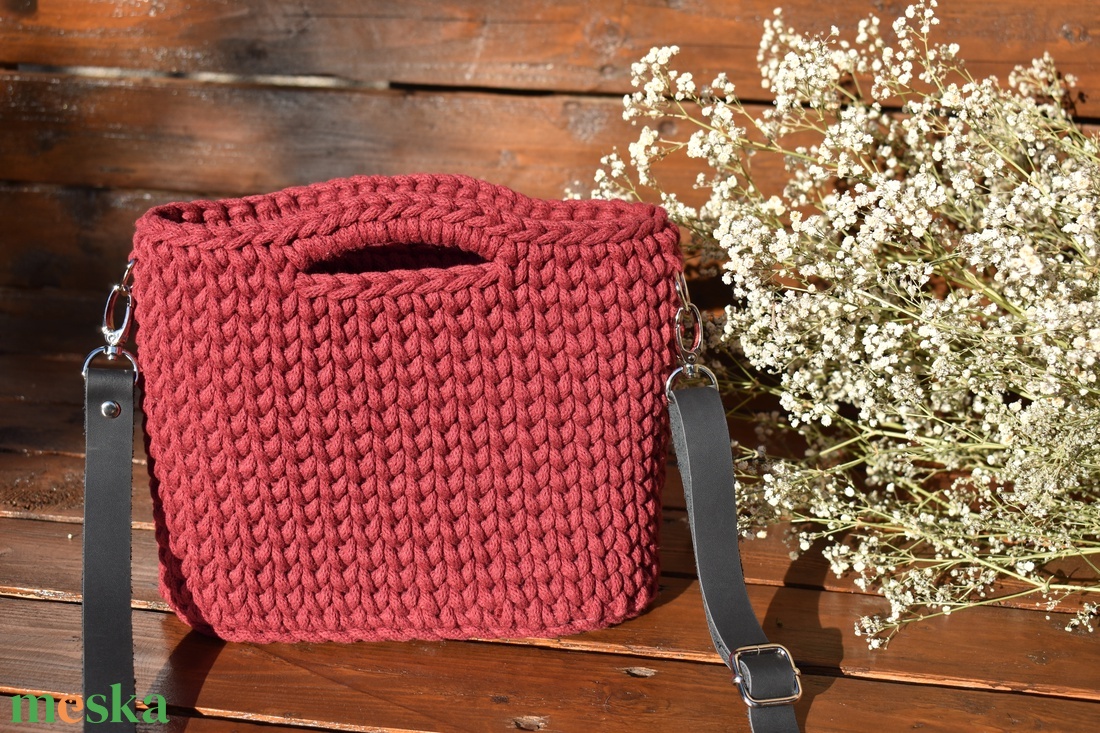 Horgolt táska - bordó - táska & tok - kézitáska & válltáska - válltáska - Meska.hu