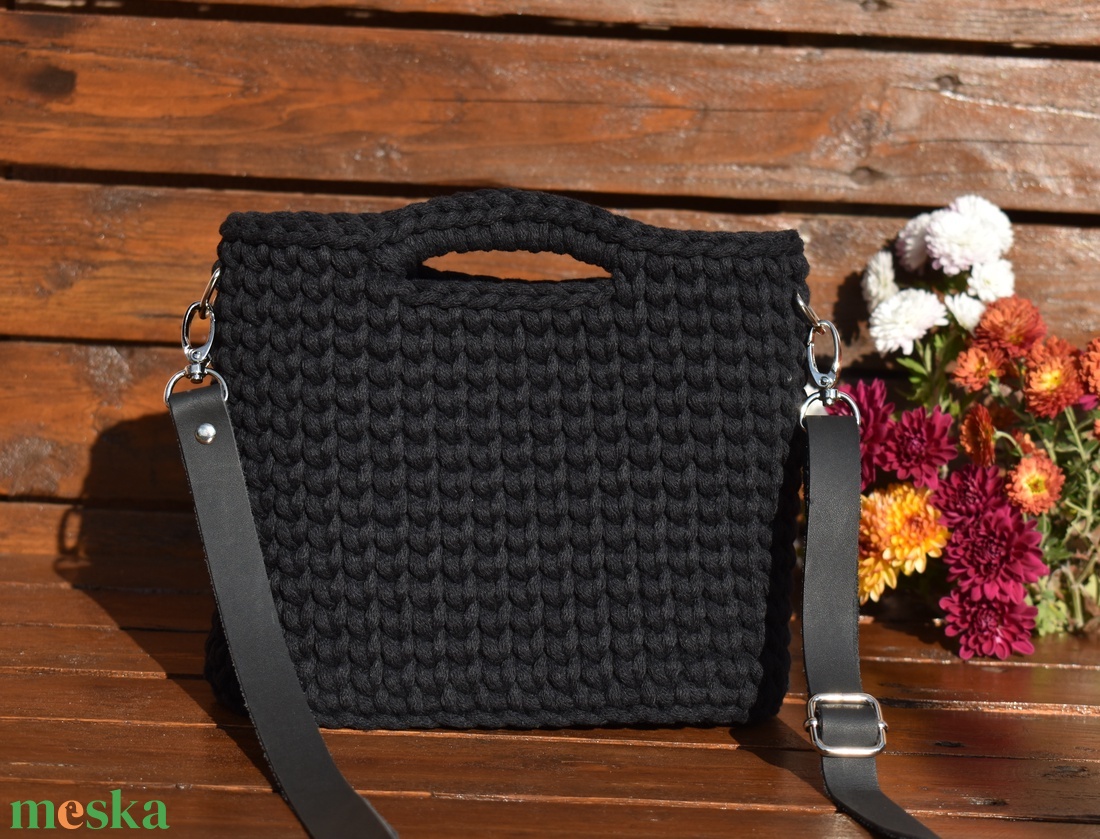 Horgolt táska - fekete - táska & tok - kézitáska & válltáska - válltáska - Meska.hu