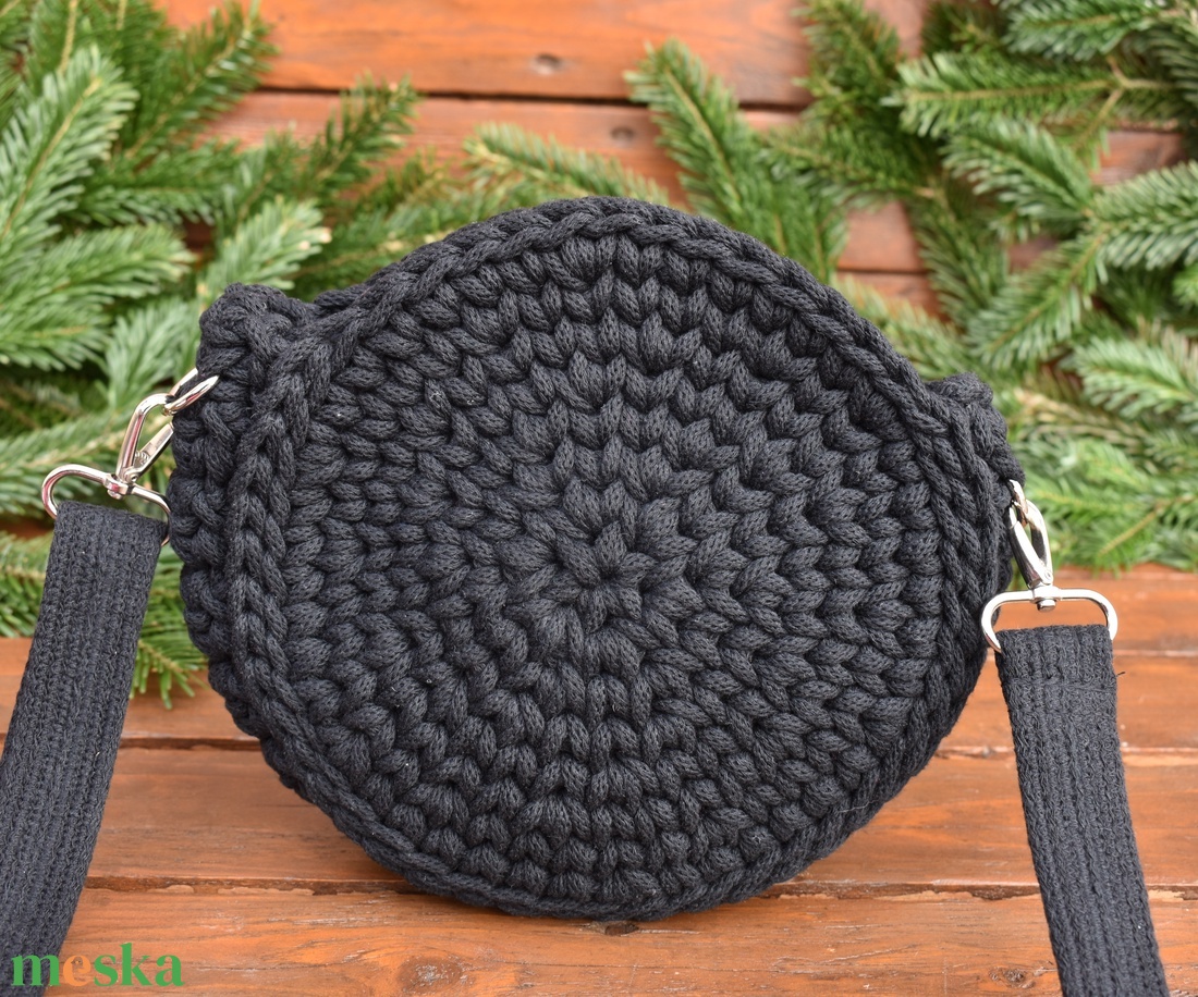 Horgolt táska - kerek - fekete - táska & tok - kézitáska & válltáska - válltáska - Meska.hu