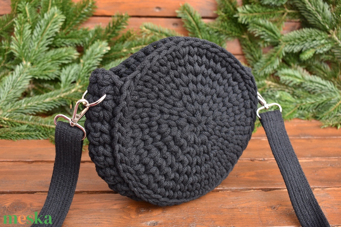 Horgolt táska - kerek - fekete - táska & tok - kézitáska & válltáska - válltáska - Meska.hu