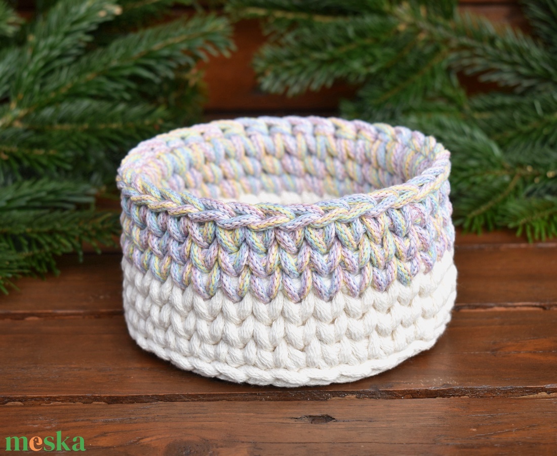 Horgolt mini kosár - kerek - ekrü és candy  - otthon & életmód - tárolás & rendszerezés - tárolókosár - Meska.hu