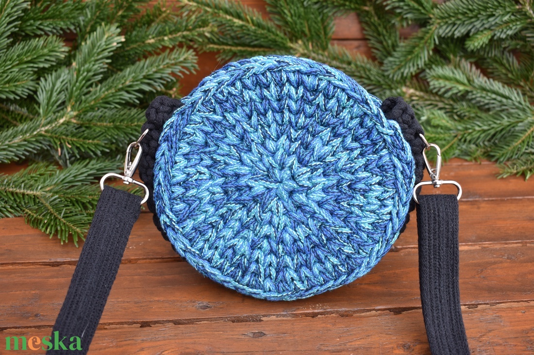 Horgolt táska - kerek - fekete, kék - táska & tok - kézitáska & válltáska - válltáska - Meska.hu