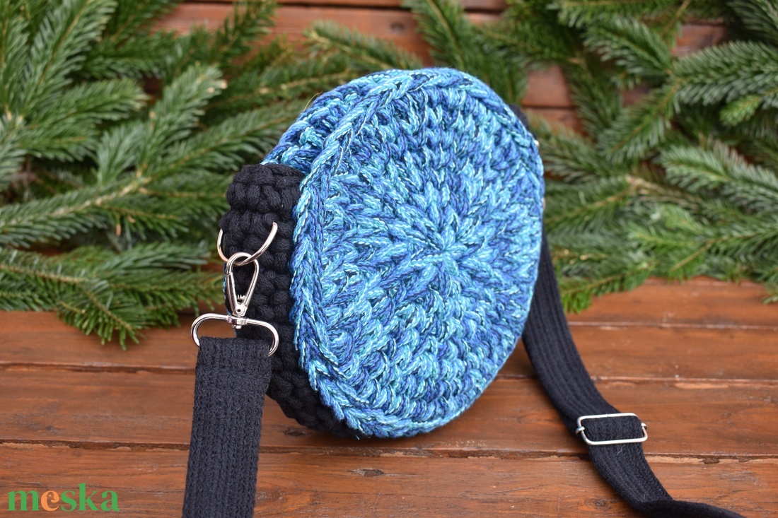 Horgolt táska - kerek - fekete, kék - táska & tok - kézitáska & válltáska - válltáska - Meska.hu