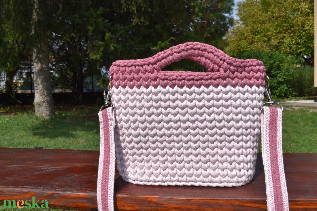 Horgolt táska - rózsaszín - táska & tok - kézitáska & válltáska - válltáska - Meska.hu