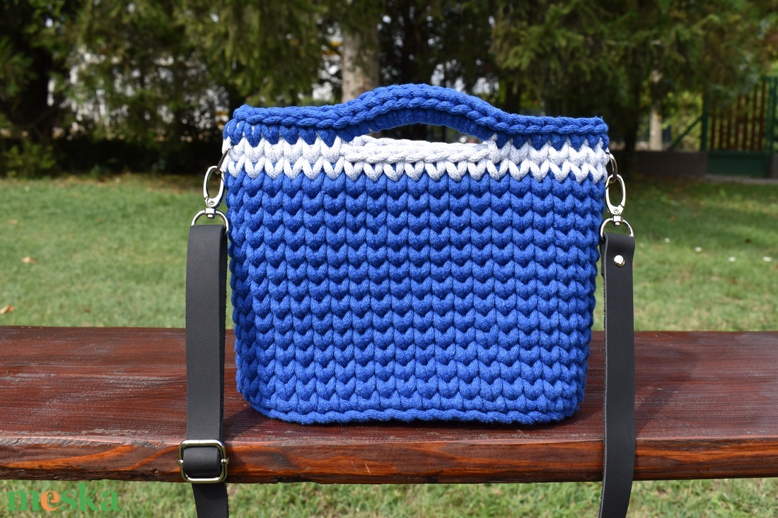 Horgolt táska - királykék - táska & tok - kézitáska & válltáska - válltáska - Meska.hu