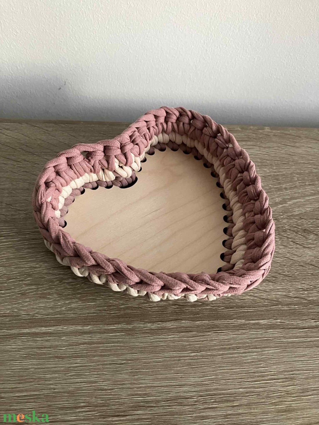 Szív alakú horgolt bonbon kínáló, tároló kosár (három színű) - otthon & életmód - tárolás & rendszerezés - tárolókosár - Meska.hu Szív alakú horgolt bonbon kínáló, tároló kosár (három színű) - otthon & életmód - tárolás & rendszerezés - tárolókosár - Meska.hu