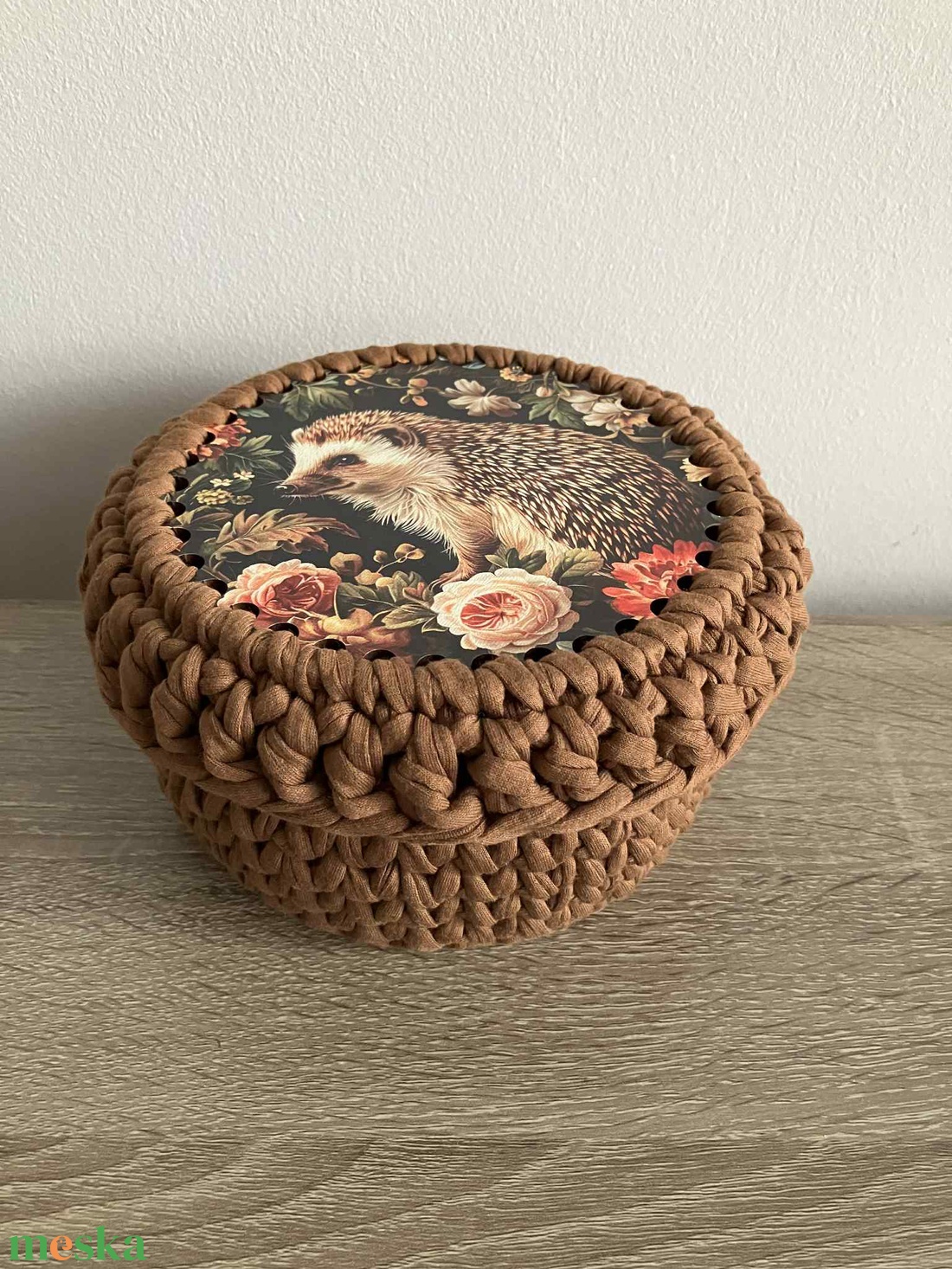 Horgolt kosár, tároló fa alappal, sün mintás tetővel - otthon & életmód - tárolás & rendszerezés - tárolókosár - Meska.hu Horgolt kosár, tároló fa alappal, sün mintás tetővel - otthon & életmód - tárolás & rendszerezés - tárolókosár - Meska.hu