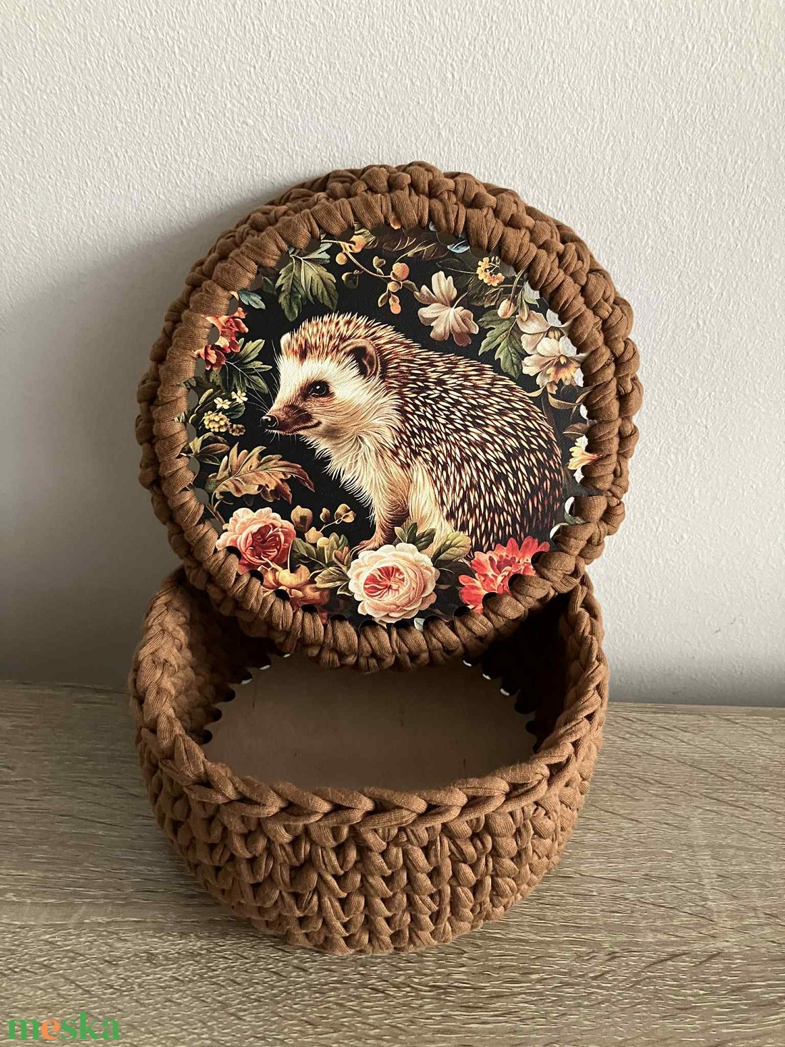 Horgolt kosár, tároló fa alappal, sün mintás tetővel - otthon & életmód - tárolás & rendszerezés - tárolókosár - Meska.hu Horgolt kosár, tároló fa alappal, sün mintás tetővel - otthon & életmód - tárolás & rendszerezés - tárolókosár - Meska.hu