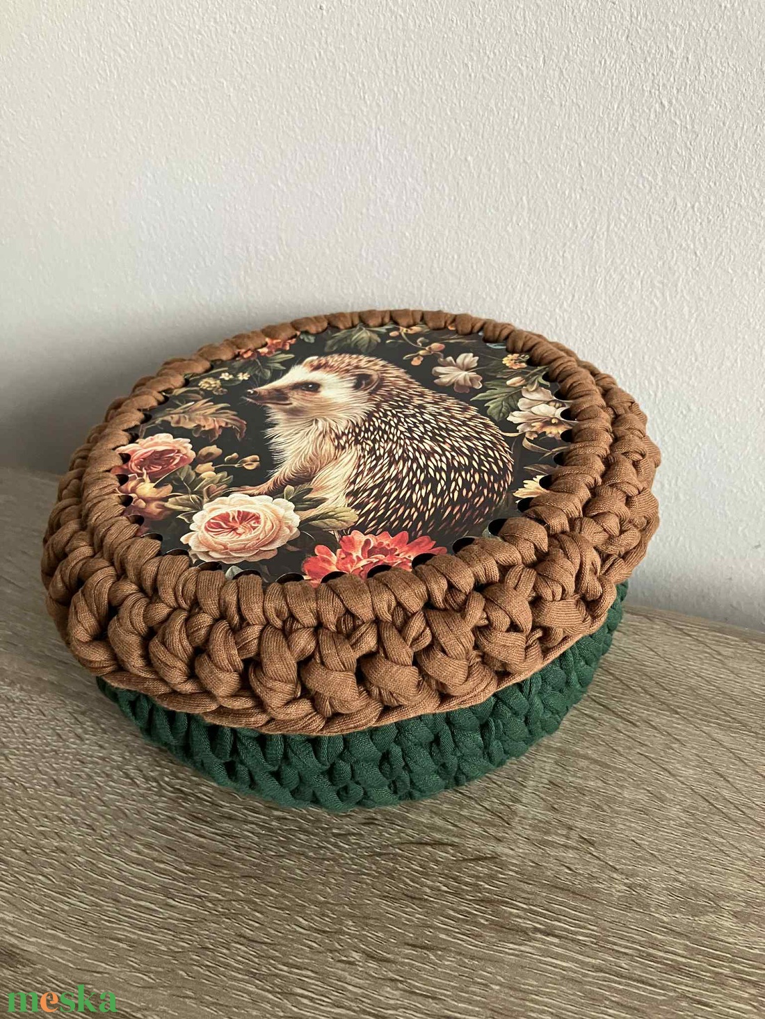 Horgolt kosár, tároló fa alappal, sün mintás tetővel - otthon & életmód - tárolás & rendszerezés - tárolókosár - Meska.hu Horgolt kosár, tároló fa alappal, sün mintás tetővel - otthon & életmód - tárolás & rendszerezés - tárolókosár - Meska.hu
